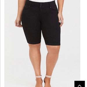 Torrid size 14 black Bermuda jegging shorts bnwt
